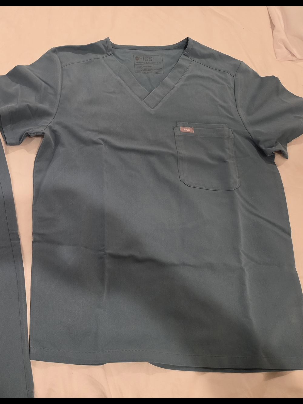 Figs Men’s Slate V-Neck Top And Jogger Pants